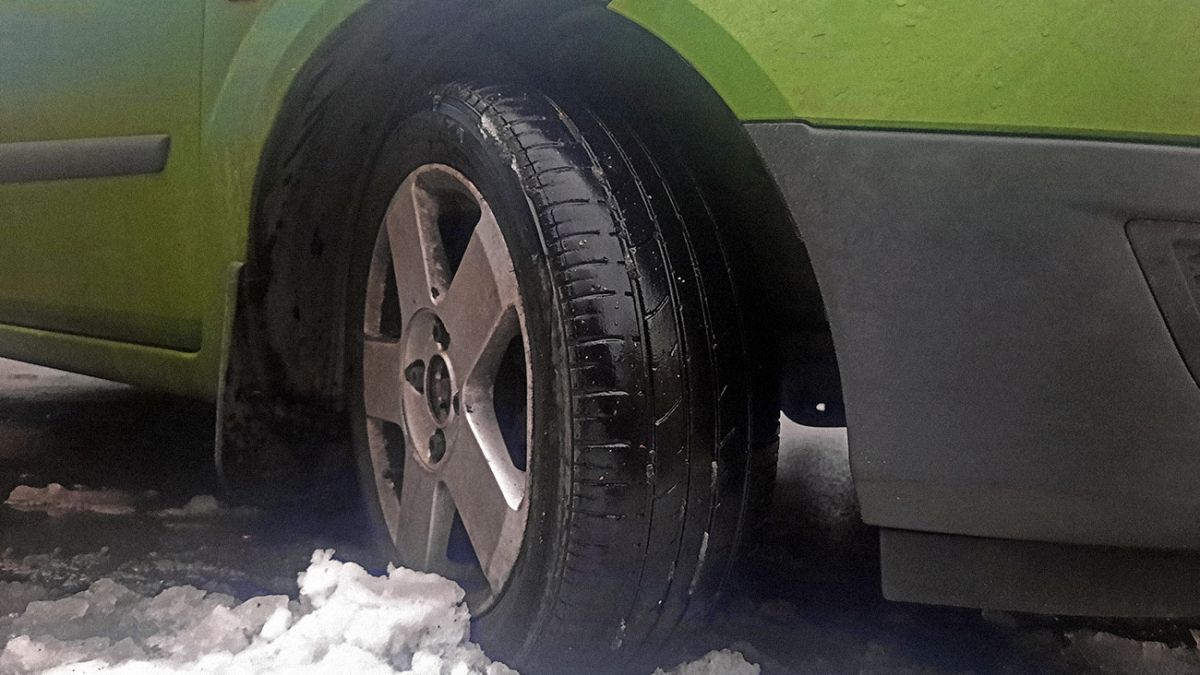 Чи можна їздити взимку на літній гумі: правда без прикрас